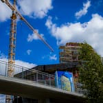 bilde av tre tårn fremdeles under bygging