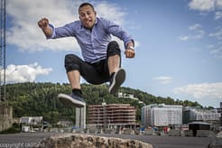 BIlde av Dag som hopper over stein ved Operaen i Bjørvika