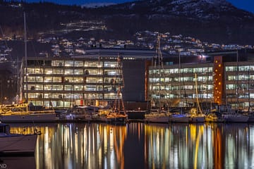 Et kveldsbilde fra Marineholmen i Bergen tatt med lang eksponering og HDR redigering.
