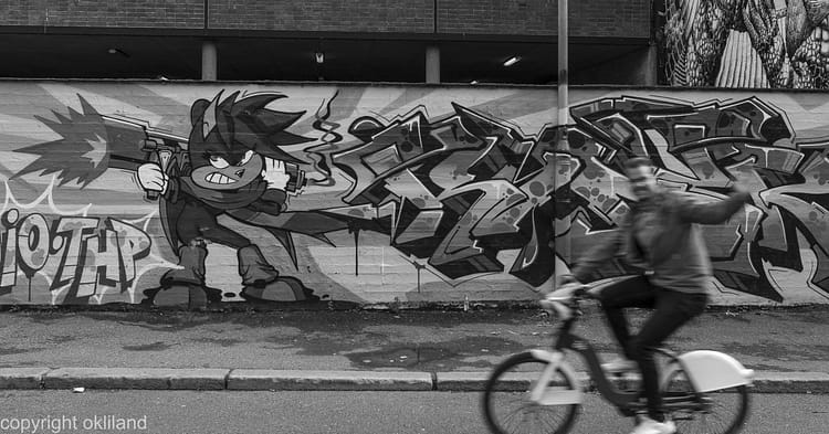 Man sykkel grafitti i Hausmania av Ørjan Liland