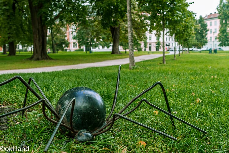 Bilde edderkopp skulptur Sofienbergparken på Grunerløkka av Ørjan Liland Bilder fra Grunerløkka