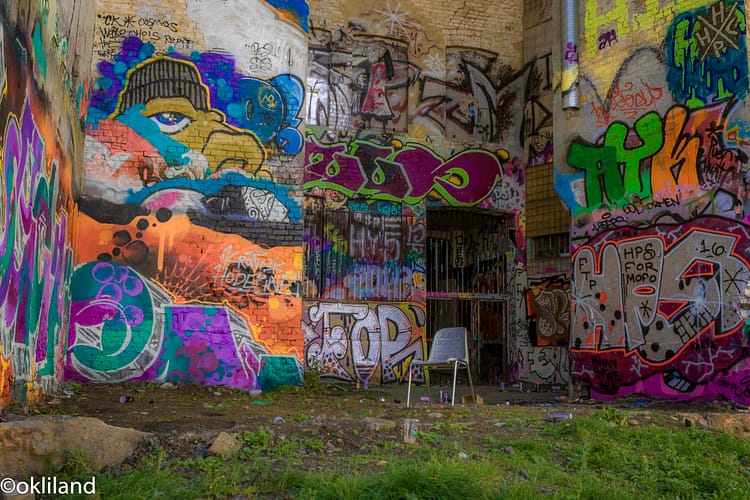 Bilde av grafitti stol bakgård Hausmania av Ørjan Liland Bilder fra Hausmania i Oslo